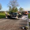 Zu einem schweren Verkehrsunfall ist es am Mittwochmorgen kurz vor Tödtenried gekommen. Dieser Wagen prallte dabei gegen einen Baum.