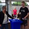 Der 17-jährige Tim Bialojan wirft mit einem breiten Lächeln den ersten Stimmzettel seines Lebens in die Wahlurne. Auch seine Mutter Birgit Bialojan (Mitte) und Wahlvorstand Angelina Bauer (links) freuen sich,
dass der Teenager die Chance zu wählen wahrgenommen hat.