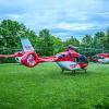 Rettungshubschrauber stehen auf einer Wiese in der Nähe der Turnhalle in Remshalden.