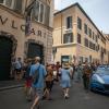 Bei einem spektakulären Juwelendiebstahl in Rom hat eine Bande von unbekannten Einbrechern in der Nacht zum Sonntag mehr als eine halbe Million Euro Beute gemacht.