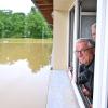 Winfried Kretschmann (Grüne,r), Ministerpräsident von Baden-Württemberg, und Landesinnenminister Thomas Strobl (CDU,l) schauen sich die vom Hochwasser betroffene Grundschule in Kehlen, einem Ortsteil von Meckenbeuren, an.