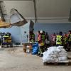 Beim Kieswerk Dachser in Türkheim wurden seit Freitag mehr als 20.000 Sandsäcke für den Landkreis Unterallgäu gefüllt. Ständig kommen neue Feuerwehren und holen Sand.