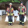 Beim Kieswerk Dachser in Türkheim wurden seit Freitag mehr als 20.000 Sandsäcke für den Landkreis Unterallgäu gefüllt. Ständig kommen neue Feuerwehren und holen Sand.