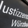 «Justizzentrum Würzburg» steht auf einem Schild im Eingangsbereich zum Landgericht.