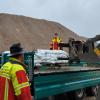 Beim Kieswerk Dachser in Türkheim wurden seit Freitag mehr als 20.000 Sandsäcke für den Landkreis Unterallgäu gefüllt. Ständig kommen neue Feuerwehren und holen Sand.