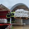 Beim Kieswerk Dachser in Türkheim wurden seit Freitag mehr als 20.000 Sandsäcke für den Landkreis Unterallgäu gefüllt. Ständig kommen neue Feuerwehren und holen Sand.