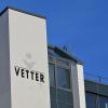 Das Logo des Pharmaunternehmens Vetter ist an einem Gebäude angebracht.