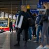 Zahlreiche Fahrgäste warten auf einem Bahnsteig am Bahnhof Zoologischer Garten auf eine einfahrende S-Bahn der Linie S3.