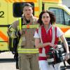 Sabrina Amali als Notärztin Dr. Nina Haddad und Max Hemmersdorfer  als Feuerwehrmann Markus Probst in der ARD-Serie "Die Notärztin".