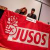 Delegierte stehen auf der Landesdelegiertenkonferenz der Jusos Berlin auf dem Podium.