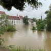 Vor dem Herzogsschloss in Straubing führt die Donau Hochwasser.