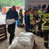 Beim Kieswerk Dachser in Türkheim wurden seit Freitag mehr als 20.000 Sandsäcke für den Landkreis Unterallgäu gefüllt. Ständig kommen neue Feuerwehren und holen Sand.