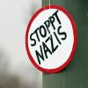 «Stoppt Nazis» ist auf einem Schild zu lesen, das am Rande einer Demonstration an einem Laternenmast hängt.