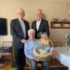 Bonstetten Trönle 100
Mit 100 Jahren ist Wilhelm Tröndle Bonstettens ältester Bürger und so feierten auch Pfarrer Jan Forma und Bürgermeister Anton Gleich mit dem Jubilar diesen besonderen Tag.
