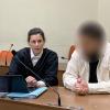 Ein 22-Jähriger sitzt mit seiner Anwältin Daniela Gabler am Donnerstag auf der Anklagebank des Amtsgerichts München.