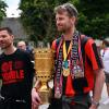 Leverkusens Trainer Xabi Alonso (l) und Leverkusens Torhüter Lukas Hradecky kommen mit dem Pokal zum Schloss Morsbroich, um sich in das Goldene Buch der Stadt einzutragen.