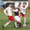 Buchdorfs Spielertrainer Andreas Maier (Mitte, im Spiel gegen den TSV Oettingen) nimmt das Spiel gegen den Letzten aus Möttingen sehr ernst.