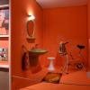 Ein Bad mit grünem Waschbecken und Trimmrad aus den 70er-Jahren ist in der Ausstellung in Oberschönenfeld nachgebaut worden: Orange war als Farbe in. 