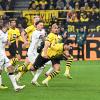 Dortmunds Mats Hummels (r) köpft den Ball zum 2:1.
