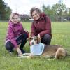 Mischlingshund Bonny besucht regelmäßig mit seinem Frauchen Susan Mester die zehnjährige Laura im Kinderheim St. Alban.