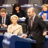 Manfred Weber (CSU), Vorsitzender der Fraktion EVP, spricht im Plenarsaal des Europäischen Parlaments. Im Hintergrund: Ursula von der Leyen, Präsidentin der Europäischen Kommission.