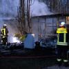 Eine Gasflasche brach aus dem Unterboden eines Wohnwagens in Königsbrunn. Die Feuerwehr sicherte den Bereich. 