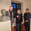 Der Bildhauer Dietmar Scharfe (Mitte) zusammen mit Matthias Rodach (1. Vorsitzender Heimatverein) und Carmen Jacobs (Kreisheimatpflege) bei der Ausstellungseröffnung im Taubenturm.