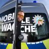 So kennen ihn viele Menschen: In sechs Orten des Landkreises Augsburg ist Polizist Peter Mayr seit Jahren mit dem Bus der Mobilen Wache unterwegs. 