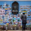 Eine Gedenkmauer in Kiew erinnert an gefallene ukrainische Militärangehörige.