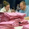 In der Messehalle haben die Wahlhelfer seit dem Nachmittag damit begonnen, die eingegangenen  Briefwahlunterlagen auf ihre Gültigkeit zu prüfen. Die eigentliche Auszählung startet dort wie in den Wahllokalen erst ab 18 Uhr. 