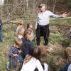 "Der Biber an der Glöttquelle – ein Lebensraum zum Kennenlernen": Gut 30 Personen hatten an der Exkursion mit Biberberater Alois Brunhuber in den Wald bei Glöttweng teilgenommen.
