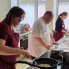 Sabine Rieß, Enrico Heideck und Aysel Akbay bei der Zubereitung von Gerichten mit bayerischem Superfood bei dem Lehrgang in Stadtbergen.