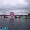 Klimaaktivisten der «Letzten Generation» in Warnwesten blockieren mit Kajaks die Kanalzufahrt zum Ölhafen. Zudem haben sie ein Absperrband mit einem Stoppschild über den Kanal gespannt. Es hat die Aufschrift: «Stop - wegen Klimakatastrophe geschlossen».