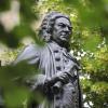 Das Bach-Denkmal steht vor der Thomaskirche in Leipzig. Bis heute rätselt man, ob Bach dort eine Markus-Passion aufgeführt hat und wie diese dann geklungen haben mag.