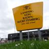 Ein Schild ist vor dem Landtag von Baden-Württemberg zu sehen.