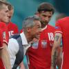 Will als Trainer der polnischen Nationalmannschaft weitermachen: Paulo Sousa (M) spricht zu seinen Spielern.