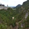 Blick von der Marienbrücke auf das Schloss Neuschwanstein und die Pöllatschlucht. Ein US-Amerikaner soll dort zwei ebenfalls aus den USA stammende Touristinnen hinabgestoßen haben, eine der Frauen starb.