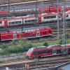 Nahverkehrszüge der Deutschen Bahn auf den Gleisen am Hauptbahnhof Frankfurt. Es scheint so als könnte es bereits in der kommenden Woche eine Einigung zwischen GDL und Bahn geben.