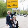 Eine an ein Archivfoto der Neu-Ulmer Zeitung angelehnte Fotoaktion mit HNU-Präsidentin Prof. Uta M. Feser (links) und Neu-Ulms Oberbürgermeisterin Katrin Albsteiger stellte den Auftakt zum 30-jährigen Jubiläum der Hochschule Neu-Ulm (HNU) dar.