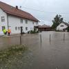 Das Hochwasser überflutete in Dirlewang Straßen und drang in Keller ein. Hilfe gab es durch eine örtliche Spendenaktion und die Kartei der Not