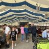 Schon mittags war das Zelt beim Kühbacher Brauereifest voll besetzt. 