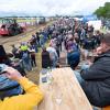 Die Burschenschaft Obermeitingen veranstaltet ein Traktorpulling. Hunderte besuchen die Veranstaltung.