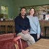 Fairuz Lewis und Rena Glück haben vor zwei Jahren die Ludwig Bar im "Blauen Haus" in Dießen eröffnet.