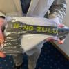 Ein Ermittler präsentierte im April nach der Razzia gegen die nigerianische Mafia eine schwarze Axt mit der Aufschrift „King Zulu“, die als Symbol für die „Black-Axe“-Organisation gilt.