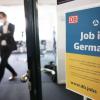 Ein Mann geht in einem Jobberatungszentrum an einem Plakat mit der Aufschrift «Job in Germany» vorbei.