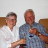 Wilhelmine und Heinrich Schlamp stoßen auf die vergangenen 50 Jahre an.