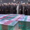 Abschied von Präsident Ebrahim Raisi, Außenminister Hussein Amirabdollahian und den weiteren beim Hubschrauberabsturz Getöteten: Irans Religionsführer Ajatollah Ali Chamenei (M.r.) spricht in Teheran an den mit Flaggen bedeckten Särgen ein Gebet.