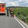 Nach dem Zusammenstoß mit einem Auto landete ein Motorradfahrer nahe Warching im Graben und die Maschine fiel auf ihn.