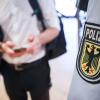 Ein Beamter der Bundespolizei kontrolliert einen Mann.