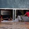 Diese Menschen und der Esel können nach den Überschwemmungen in Brasiliens Bundesstaat Rio Grande do Sul gerade noch gerettet werden.